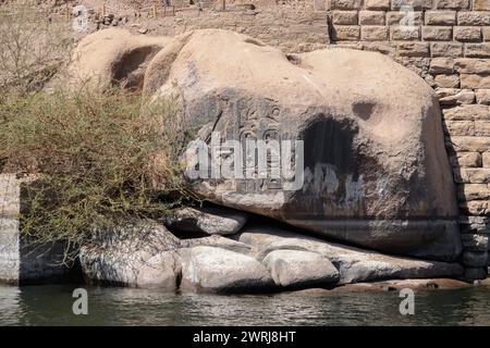 altägyptische Hieroglyphen in die Felsen gehauen Stockfoto