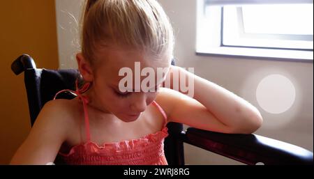 Bild von Lichtflecken über behinderter kuakasischer Frau, die im Rollstuhl sitzt Stockfoto