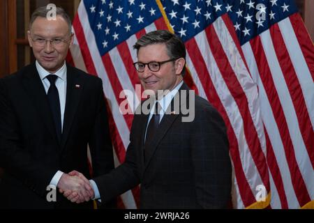Washington, Usa. März 2024. Der Sprecher des US-Repräsentantenhauses Mike Johnson (Republikaner von Louisiana) schüttelt am Dienstag, den 12. März 2024, im US-Kapitol in Washington, DC, USA die Hand mit dem polnischen Präsidenten Andrzej Duda. Foto: Annabelle Gordon/CNP/ABACAPRESS.COM Credit: Abaca Press/Alamy Live News Stockfoto
