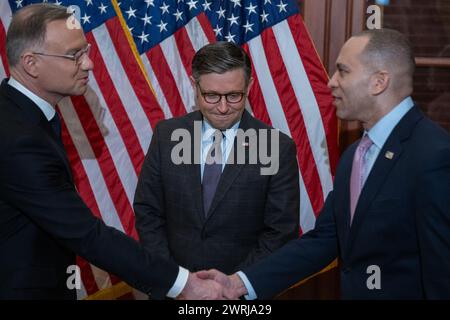 Washington, Usa. März 2024. Hakeem Jeffries (Demokrat von New York) schüttelt am Dienstag, den 12. März 2024, im US-Kapitol in Washington, DC, USA die Hand mit dem polnischen Präsidenten Andrzej Duda. Foto: Annabelle Gordon/CNP/ABACAPRESS.COM Credit: Abaca Press/Alamy Live News Stockfoto