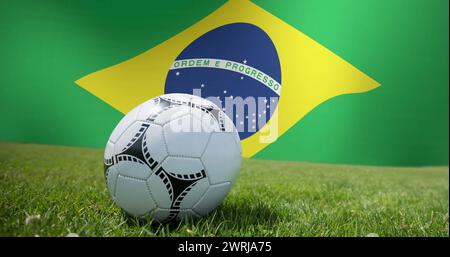 Bild: Die Flagge brasiliens über dem Fußball schwenken Stockfoto