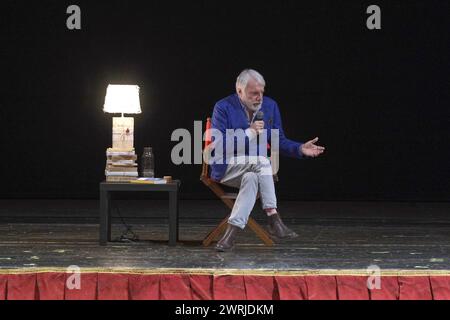 Teatro Filarmonico, Verona, Italien, 11. März 2024, Paolo Crepet während PAOLO CREPET - PRENDETEVI LA LUNA. UN DIALOGO TRA GENERAZIONI - NACHRICHTEN Stockfoto