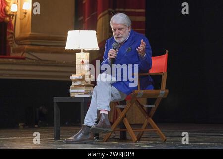 Teatro Filarmonico, Verona, Italien, 11. März 2024, Paolo Crepet während PAOLO CREPET - PRENDETEVI LA LUNA. UN DIALOGO TRA GENERAZIONI - NACHRICHTEN Stockfoto