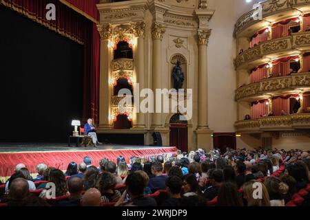 Teatro Filarmonico, Verona, Italien, 11. März 2024, Paolo Crepet während PAOLO CREPET - PRENDETEVI LA LUNA. UN DIALOGO TRA GENERAZIONI - NACHRICHTEN Stockfoto