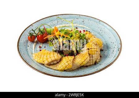 Gegrillter Kalamarin und Zutaten auf weißem Hintergrund mit Salat Stockfoto