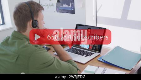 Kaukasier mit Headset nimmt an einem Videoanruf Teil Stockfoto