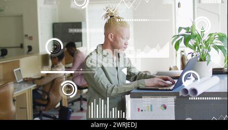 Ikonenbild und Datenverarbeitung über afroamerikanischem Albino-Mann im Amt Stockfoto