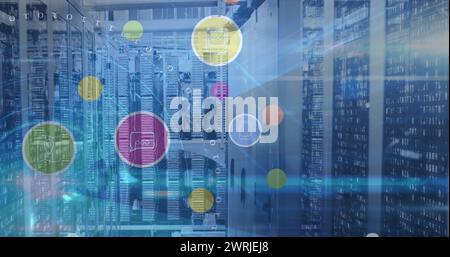 Abbildung der digitalen Symbole über dem Scanumfang und den Computerservern Stockfoto