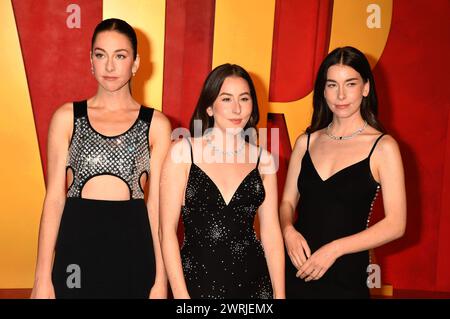 BEVERLY HILLS, KALIFORNIEN - 10. MÄRZ: (L-R) Este Haim, Alana Haim und Danielle Haim nehmen an der Vanity Fair Oscar Party 2024 Teil, die von Radhika Jones at veranstaltet wird Stockfoto