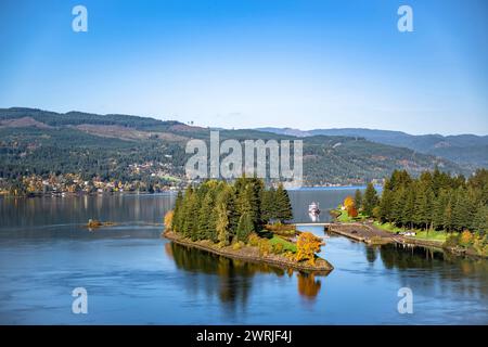 Vogelperspektive Landschaft der kleinen Insel mit Herbstbäumen am Columbia River mit einem Pier für Freizeitboote und Angelsteg in der Col Stockfoto