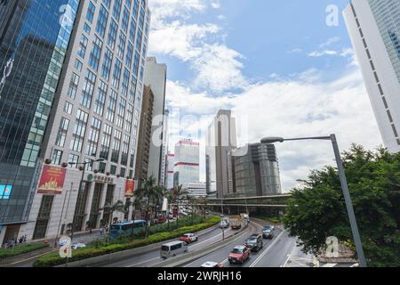 Hongkong - 15. Juli 2017: Stadtbild im Central District, Blick auf die Straße mit Autos und Bürogebäuden Stockfoto