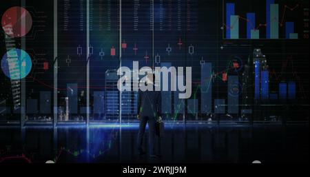 Bild der Verarbeitung von Finanzdaten über Geschäftsleute und Stadtbilder Stockfoto