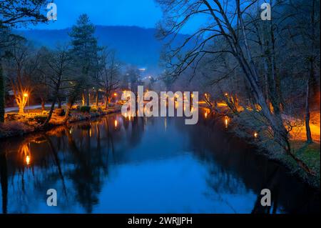 Blick auf den Fluss Derwent beleuchtet durch Fußwegenbeleuchtung, Matlock Bath, Derbyshire, Großbritannien Stockfoto