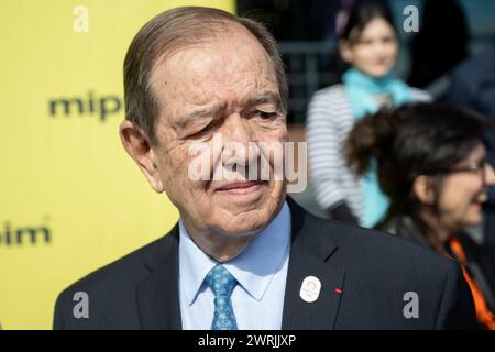Cannes, Frankreich. März 2024. Patrick Ollier, Präsident von Greater Paris, besuchte am 12. März 2024 die MIPIM-Messe in Cannes, Frankreich. Foto: Laurent Coust/ABACAPRESS.COM Credit: Abaca Press/Alamy Live News Stockfoto