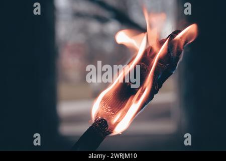 Detail einer beleuchteten mittelalterlichen Taschenlampe aus Holzstab und Jute, die mit Rindertalg imprägniert ist Stockfoto