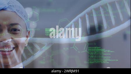 Bild des dna-Strangs und medizinischer Daten über das halbe Gesicht einer lächelnden birassischen Ärztin Stockfoto