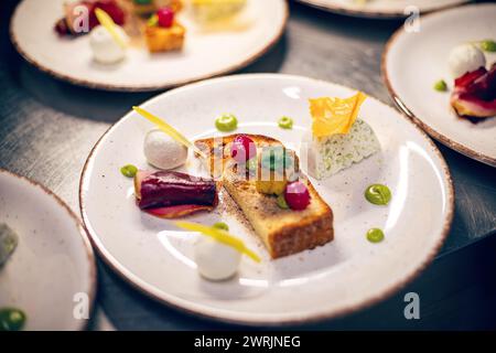 Kreative Küche Vorspeiseteller. Gehobenes Speisekonzept Stockfoto