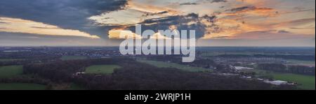 Drohnenbild des Abendhimmels des deutschen Industrieregions Ruhrgebiet mit mehreren Schornsteinen, die im Winter große Mengen Abgase ausstoßen Stockfoto