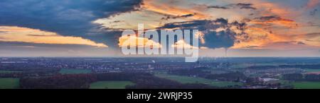 Drohnenbild des Abendhimmels des deutschen Industrieregions Ruhrgebiet mit mehreren Schornsteinen, die im Winter große Mengen Abgase ausstoßen Stockfoto