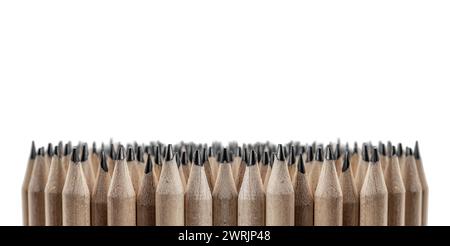 Gruppe von scharfen Holzstiften auf weißem Hintergrund Stockfoto
