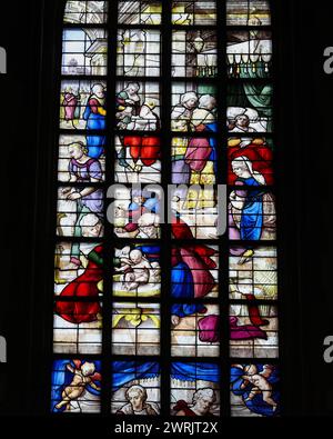 Gouda, das Nehterland - 20. April 2023: Das Buntglas Nummer 11 - Geburt von Johannes dem Täufer von Lambert van Noort in der Sint Janskerk Stockfoto