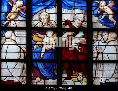 Gouda, das Nehterland - 20. April 2023: Das Buntglas Nummer 11 - Geburt von Johannes dem Täufer von Lambert van Noort in der Sint Janskerk Stockfoto