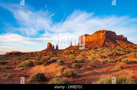 West und East Mitten Buttes, Monument Valley Navajo Tribal Park im Nordosten des Navajo County, Arizona, USA Stockfoto