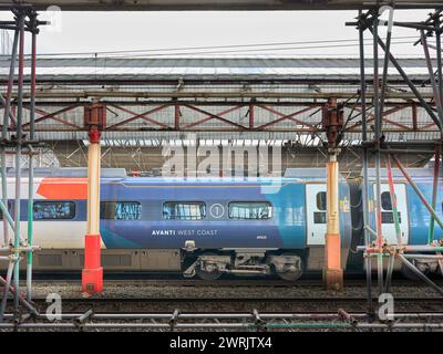 Zug steht an einem Bahnsteig am Bahnhof in Crewe, England. Stockfoto