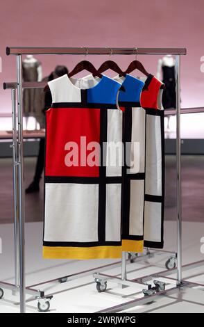 „Mondrian Dress Rack“, 1993-2016, Silvie Fleury (1961), Guggenheim Bilbao Museum, Bilbao, Baskenland, Spanien, Europa. Stockfoto