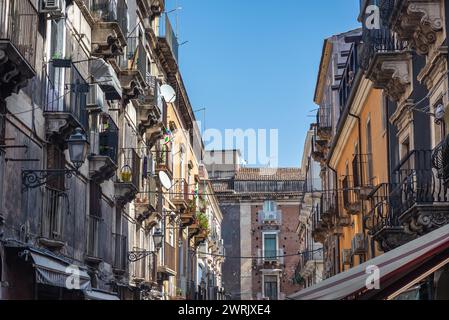 Mietshäuser im historischen Teil der Stadt Catania auf der Insel Sizilien, Italien Stockfoto