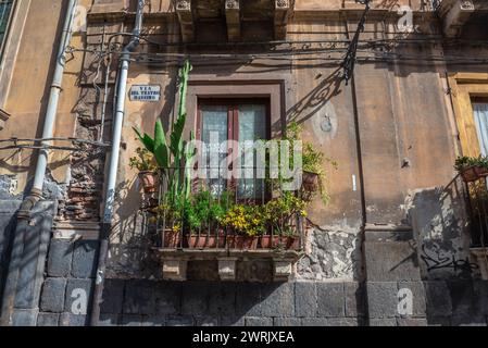 Mietshaus im historischen Teil der Stadt Catania auf der Insel Sizilien, Italien Stockfoto