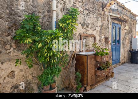 Alte Holzkommode auf Vicolo Villadorata im Dorf Marzamemi auf der Insel Sizilien, Italien Stockfoto