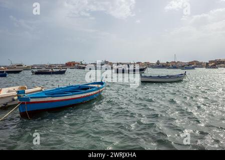 Boote im Hafen des Dorfes Marzamemi auf der Insel Sizilien, Italien. Brancati Islet im Hintergrund Stockfoto