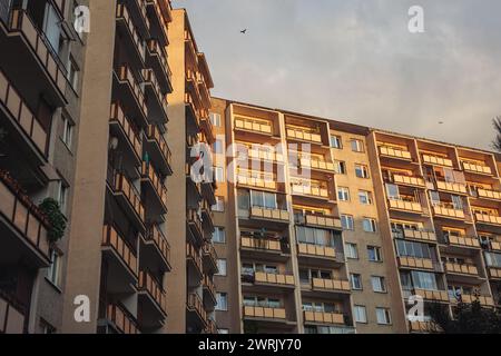 So genannte Wielka Pyta - großer Wohnblock in Goclaw, Unterbezirk von Praga-Poludnie, Warschauer Stadt, Polen Stockfoto