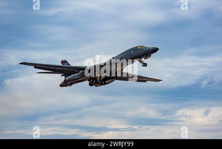 Ein B-1B Lancer, zugewiesen der 34th Bomb Squadron, 28th Bomb Wing, Ellsworth Air Force Base, South Dakota, startet für eine Red Flag 21-1 Mission Stockfoto