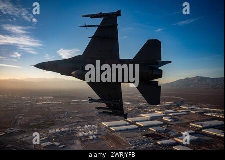 Ein F-16 kämpfender Falke, der der 64th Aggressor Squadron zugeteilt wurde, fliegt über North Las Vegas, Nevada, nachdem er an der USAF Weapons School teilgenommen hatte Stockfoto