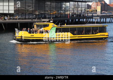 Kopenhagen, Dänemark - 22. Oktober 2023: Gelbe elektrische Passagierfähre für öffentliche Verkehrsmittel an der Haltestelle Nyhavn. Stockfoto