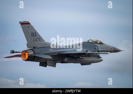 Ein F-16C Fighting Falcon, der der 16th Weapons Squadron zugeordnet ist, startet für eine U.S. Air Force Weapons School Integrationsübung Stockfoto