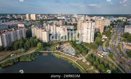 Wohngebäude über dem Balaton See in Goclaw Gebiet, Unterbezirk von Praga-Poludnie, Warschau Stadt, Polen Stockfoto