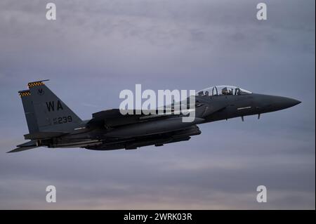 Ein F-15E Strike Eagle, der der 17th Weapons Squadron auf der Nellis Air Force Base, Nevada, zugewiesen ist, startet für eine Integration der U.S. Air Force Weapons School Stockfoto