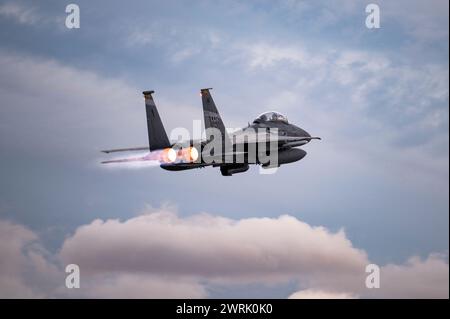 Ein F-15E Strike Eagle, der der 17th Weapons Squadron auf der Nellis Air Force Base, Nevada, zugewiesen ist, startet für eine Integration der U.S. Air Force Weapons School Stockfoto