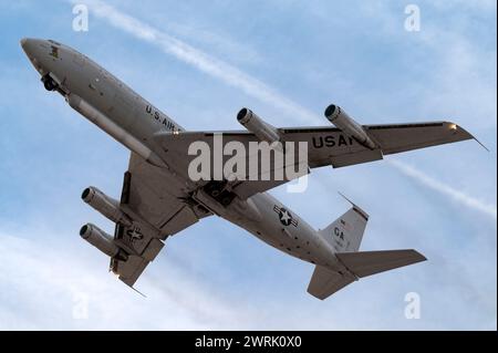 Ein E-8C Joint Surveillance Target Attack Radar System Flugzeug, das dem 116. Air Control Wing zugeordnet ist, startet für Weapons School Integration Stockfoto