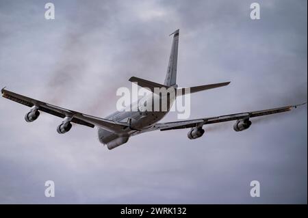 Ein E-8C Joint Surveillance Target Attack Radar System Flugzeug, das dem 116. Air Control Wing zugeordnet ist, startet für eine Weapons School Integration Stockfoto