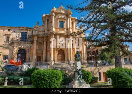 Kirche San Domenico und Büste von Matteo Raeli in Noto in der Provinz Syrakus auf der Insel Sizilien, Italien Stockfoto