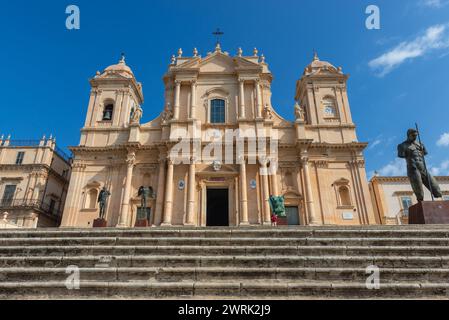 Kathedrale des Heiligen Nikolaus von Myra und Skulpturen von Igor Mitoraj in Noto in der Provinz Syrakus auf der Insel Sizilien, Italien Stockfoto