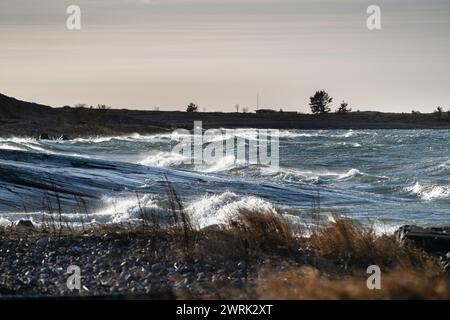 AN Einem ABGELEGENEN INSELSTRAND, der OSTSEE, krachen RIESIGE STURMWELLEN auf einen Strand auf Jurmo, einer kleinen Insel im Turku-Archipel, vor der Südwestküste Finnlands. Foto: Rob Watkins. INFO: Jurmo hat eine Bevölkerung von etwa 50 Einwohnern und ist bekannt für sein raues Gelände, seine malerische Landschaft und seine einzigartige Flora und Fauna. Jurmo ist der letzte oberirdische Teil des eiszeitlichen geologischen Salpausselkä-Gebirgssystems, das Finnland durchquert. Stockfoto