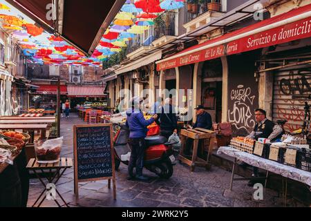 Bunte Sonnenschirme über der Straße in der Gegend des Lebensmittelmarktes und La Pescheria Fischmarkt in der Altstadt von Catania, Sizilien, Italien Stockfoto