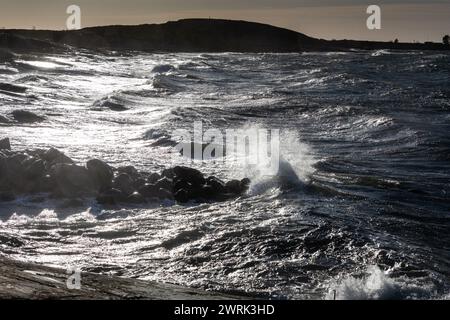 WELLEN STÜRZEN ÜBER Eine WELLENBRECHER IN JURMO, OSTSEE: Im kleinen lokalen Bootshafen auf Jurmo, einer kleinen Insel im Turku-Archipel, vor der Südwestküste Finnlands, schweben die Wellen ÜBER eine Wellenbrecher. Foto: Rob Watkins. INFO: Jurmo hat eine Bevölkerung von etwa 50 Einwohnern und ist bekannt für sein raues Gelände, seine malerische Landschaft und seine einzigartige Flora und Fauna. Jurmo ist der letzte oberirdische Teil des eiszeitlichen geologischen Salpausselkä-Gebirgssystems, das Finnland durchquert. Stockfoto