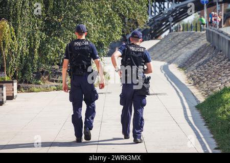 Die Polizei patrouilliert auf den Vistulan Boulevards über dem Weichselufer in Warschau, Polen Stockfoto