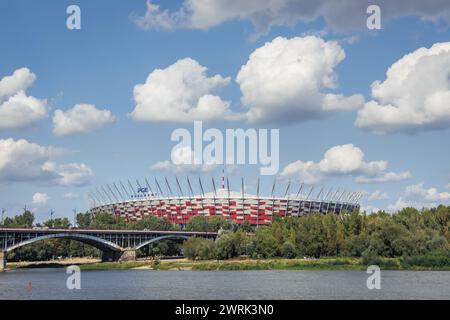 Nationalstadion PGE Narodowy und Poniatowski-Brücke, Blick von den Vistulan Boulevards über die Weichsel in Warschau, Polen Stockfoto